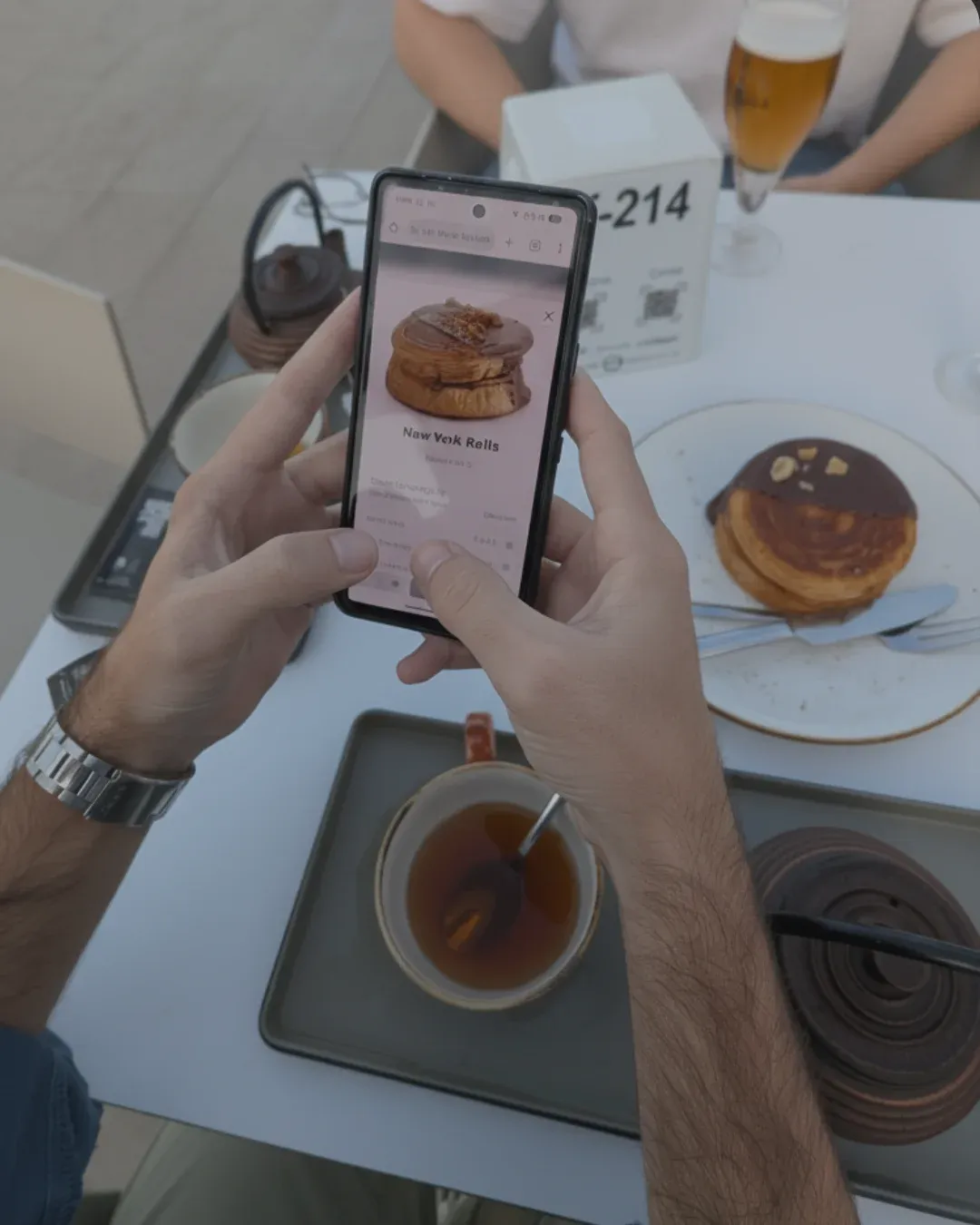 Cliente viendo un plato de la carta digital en su móvil