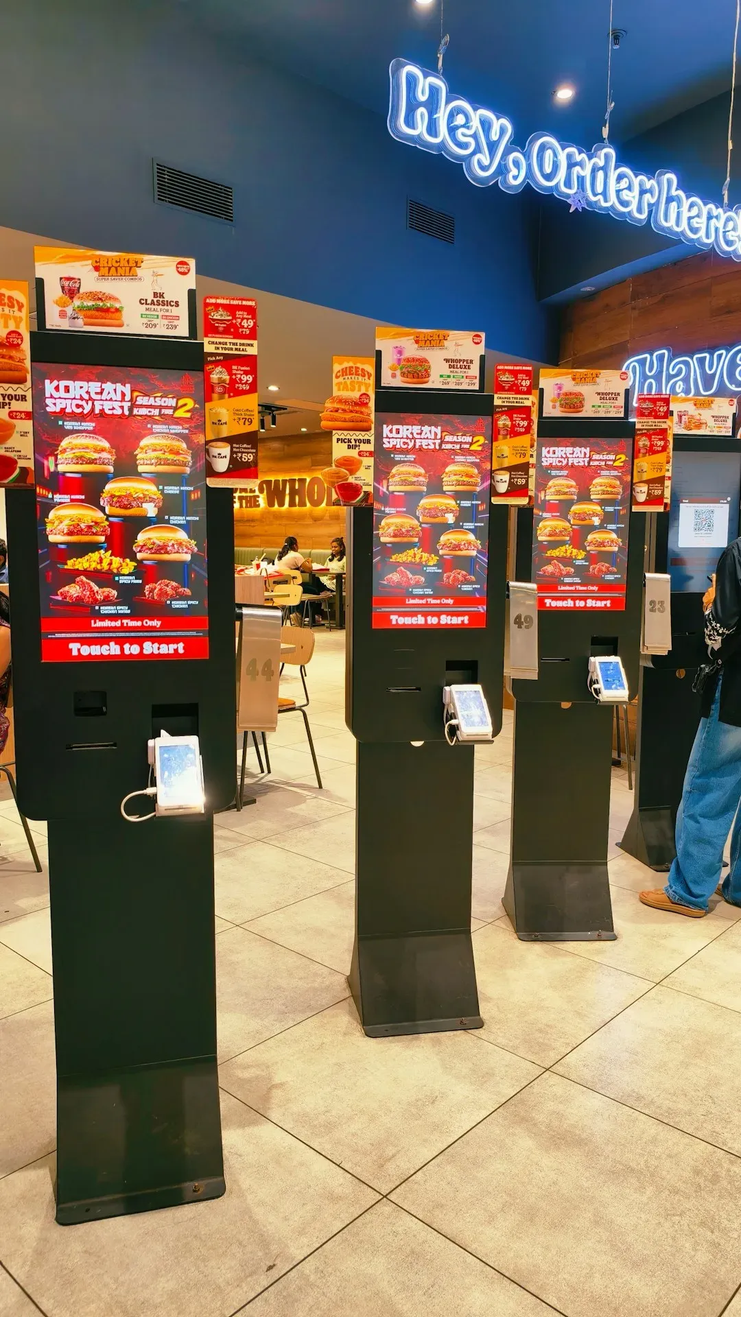 Kioscos de autoservicio en un restaurante de comida rápida