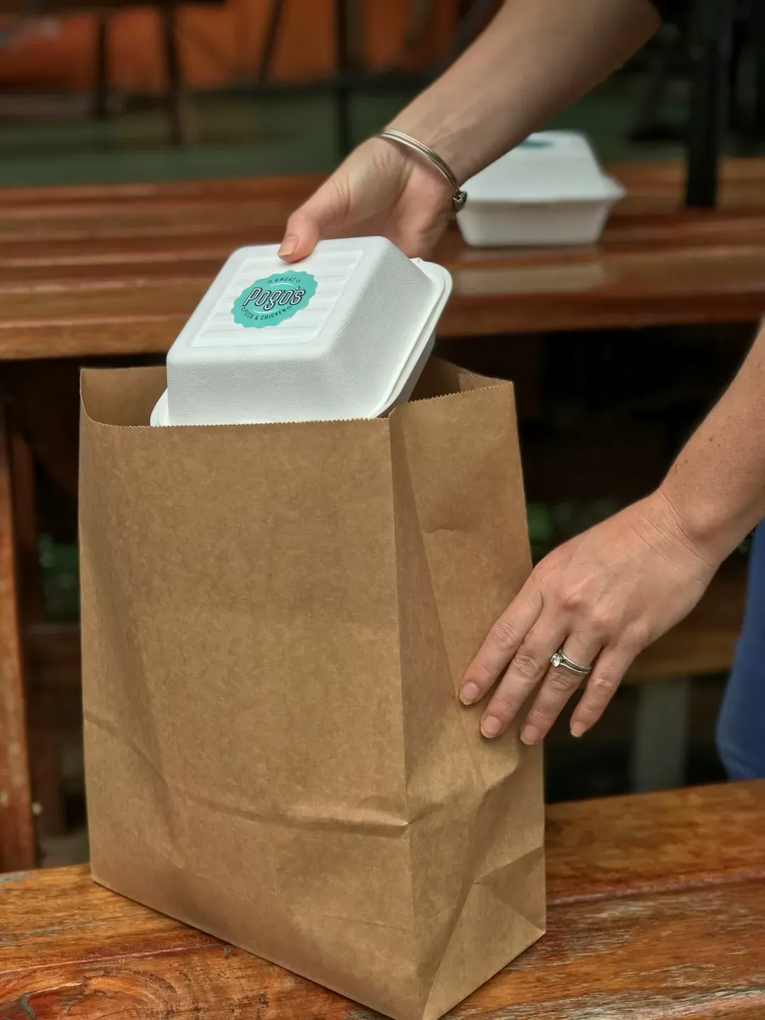 Pedido para llevar metido en una bolsa de papel