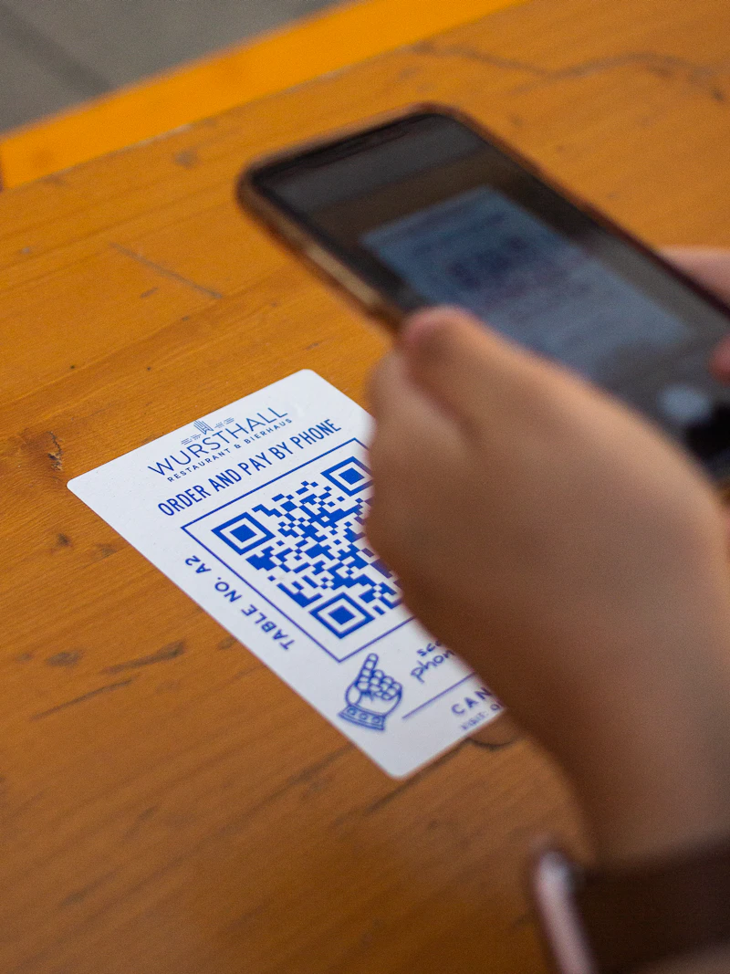 Camarero mostrando QR personalizado para captación de reseñas Google